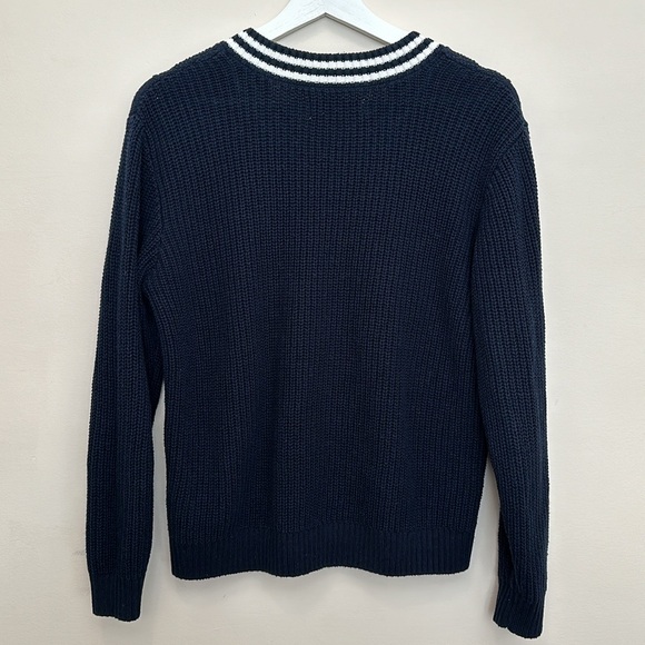 HOLLISTER | Oversized Tipped Cable-Knit V-Neck Sweater - Picture 6 of 7